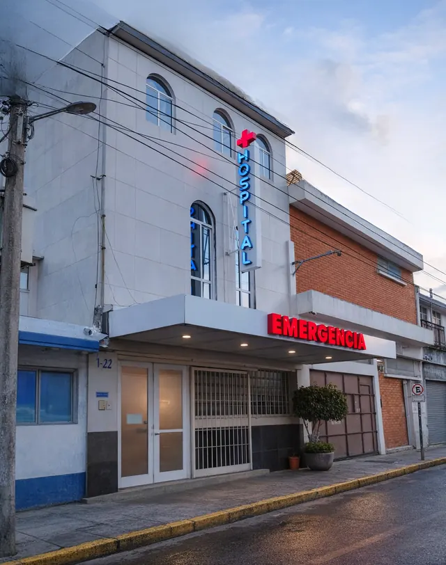Entrada de Emergencia del Hospital Cristiano de Guatemala, 21 Calle 1-22, zona 12
