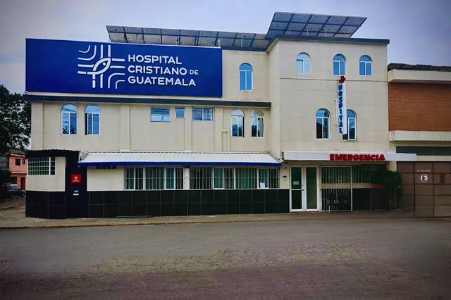 Fachada del Hospital Cristiano de Guatemala en la 21 Calle 1-22, zona 12, con su entrada de Emergencia