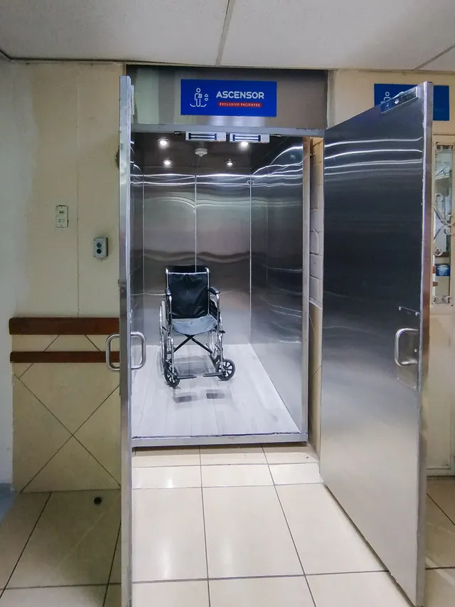 Elevador para pacientes del Hospital Cristiano de Guatemala, zona 12 (foto 1)