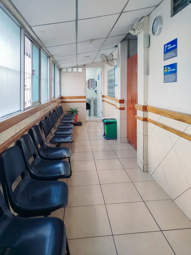 Sala de espera y sanitarios del Hospital Cristiano de Guatemala, zona 12 (foto 1)