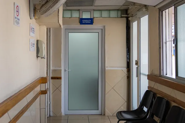 Sala de espera y sanitarios del Hospital Cristiano de Guatemala, zona 12 (foto 2)