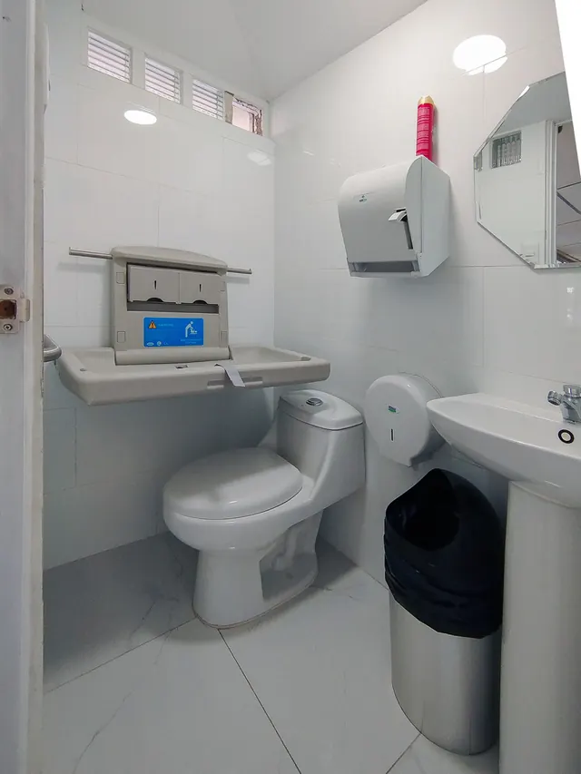 Sala de espera y sanitarios del Hospital Cristiano de Guatemala, zona 12 (foto 4)